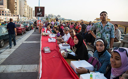 Dünyanın ən uzun iftar süfrəsi rekordu qırıldı