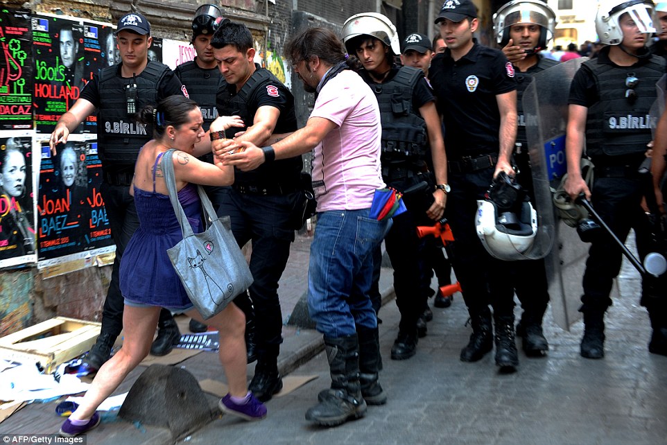 Gay Pride march in Istanbul turns violent