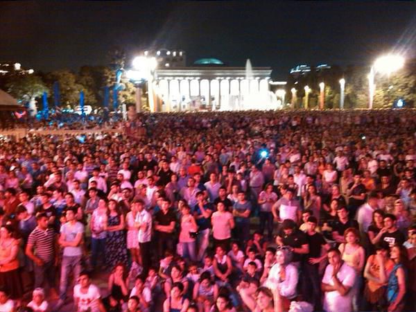 Тысячи людей собрались в центре города