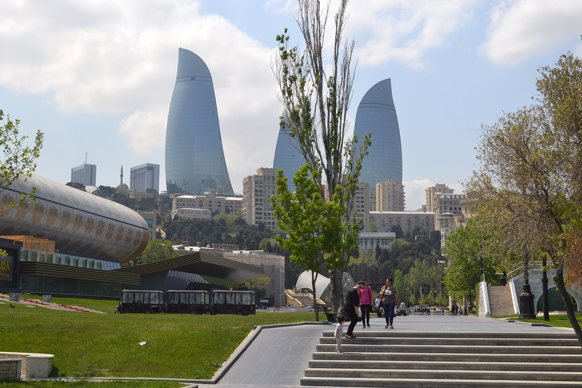 Погода в азербайджане в апреле. Ветер в Баку. Баку климат. Пасмурно в Баку. Баку в марте.