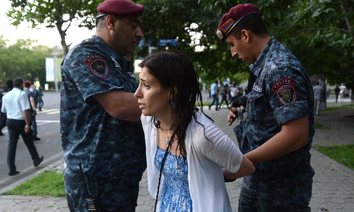 Yerevanda aksiyaçılar Avropa İttifaqının bayrağını cırıblar