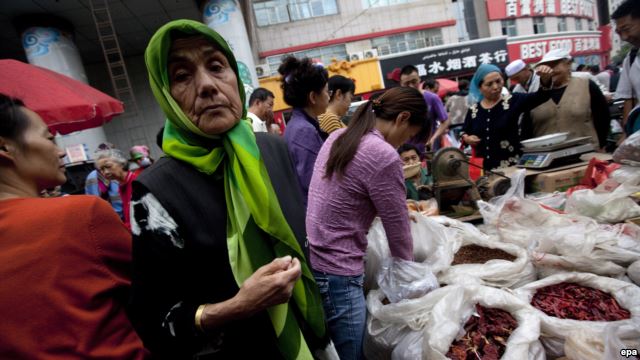 Çində uyğur qadınların niqabını dartıb çıxarırlar