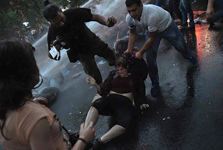Полиция Еревана угрожает демонстрантам