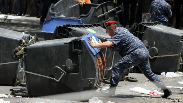 Yerevan polisi barrikadaları dağıtdı