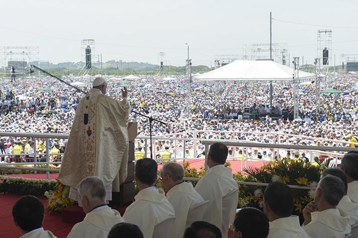 Papa 800 minlik ayin keçirdi - FOTOLAR