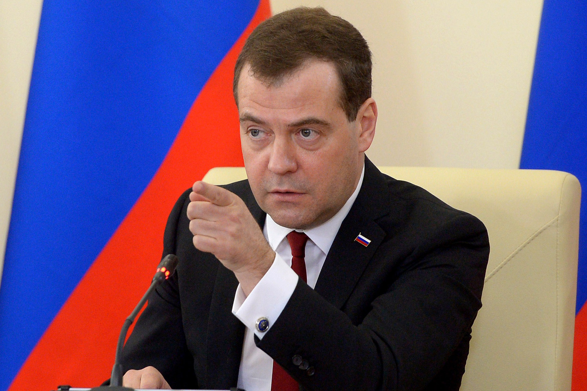 Dmitri Medvedev: “Ermənistandakı vəziyyəti diqqətlə izləyirik”