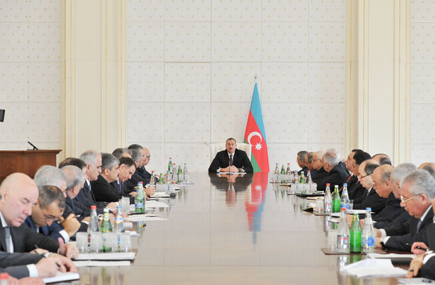 Ильхам Алиев собрал министров