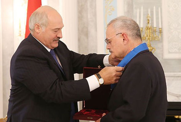 Лукашенко вручил орден Артуру Раси-заде