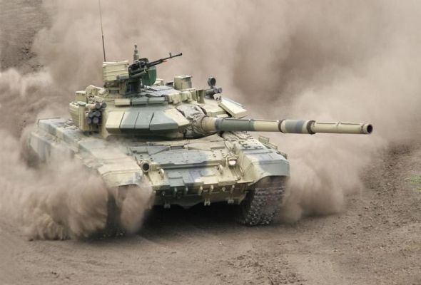 Азербайджанские танки движутся в направлении фронта