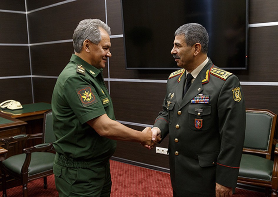 Azeri, Russian defense ministers discuss regional security, ties