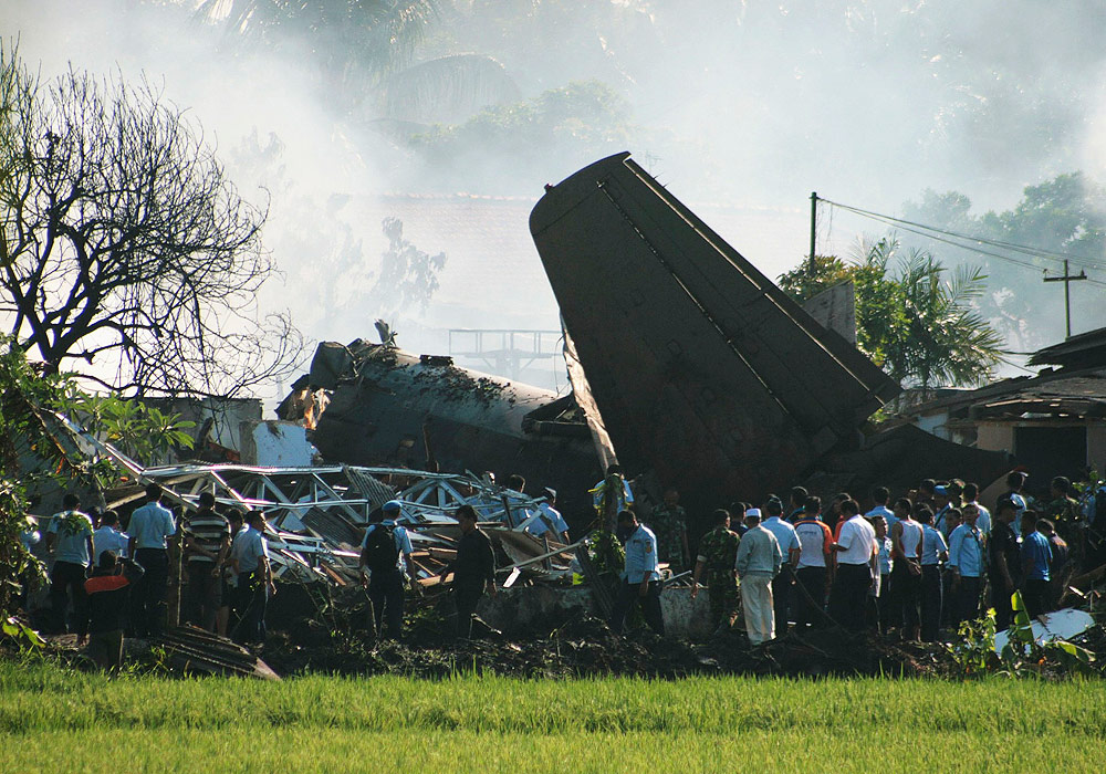 Военный самолет упал на жилой квартал