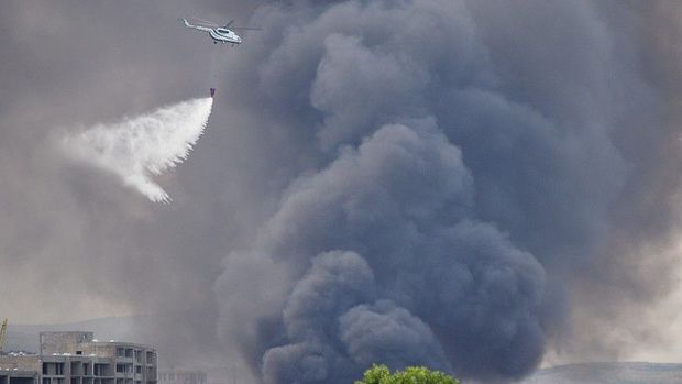 Пожар в Тбилиси: огонь тушили с помощью вертолетов
