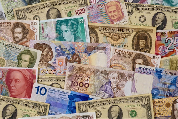 Bloomberg определил 10 близких к девальвации валют