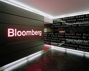 Bloomberg уволил журналиста за оперативность