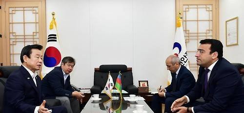Азербайджанский посол встретился с министром