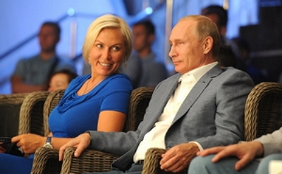 Путин в сопровождении боксерши