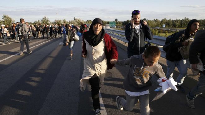 Migrant crisis: Hundreds force way past Hungarian police