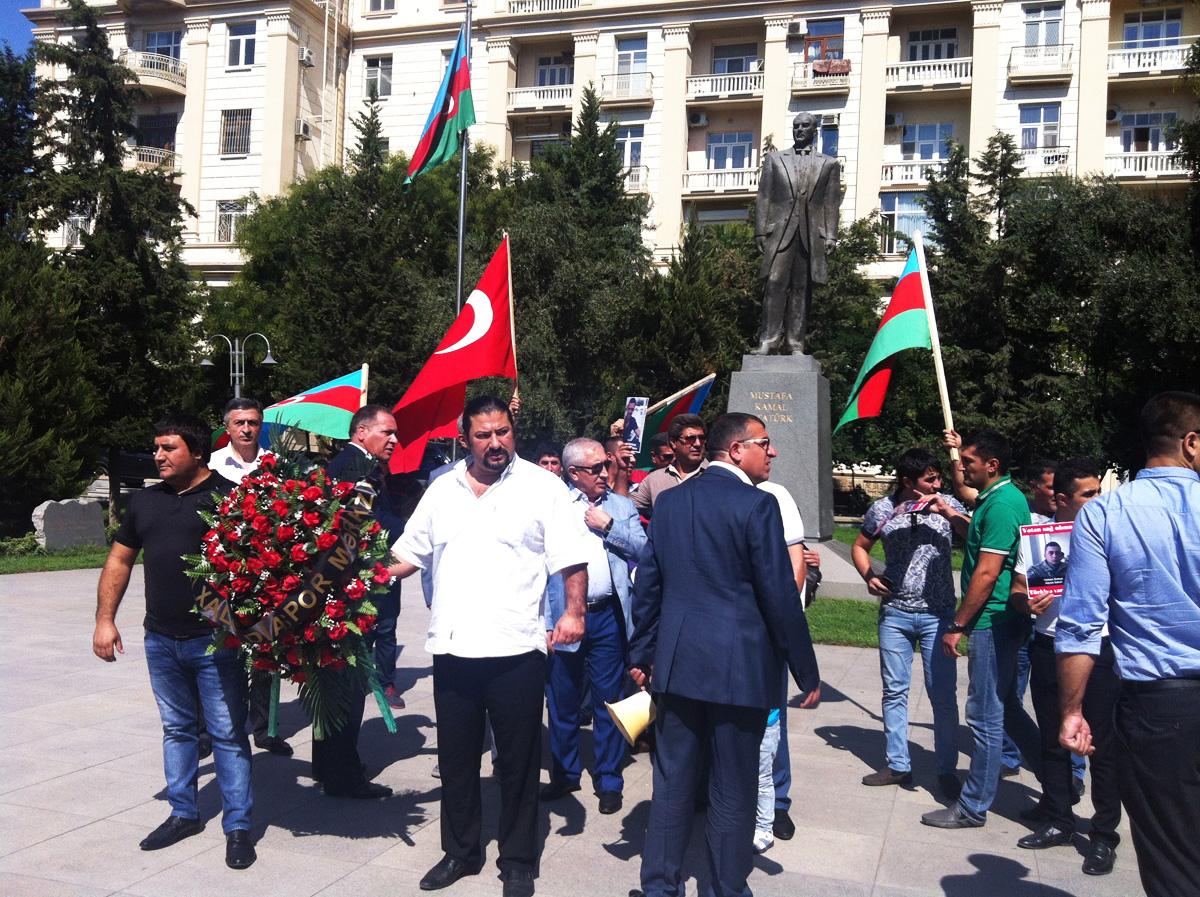 В Баку прошла акция в поддержку Турции