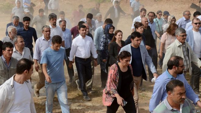 Turkey Kurds: Many dead in Cizre violence as MPs' march blocked