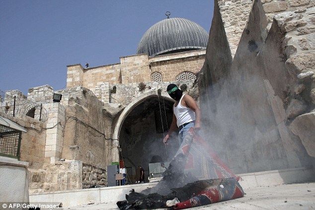 Masked Palestinians clash with Israeli police at Jerusalem mosque