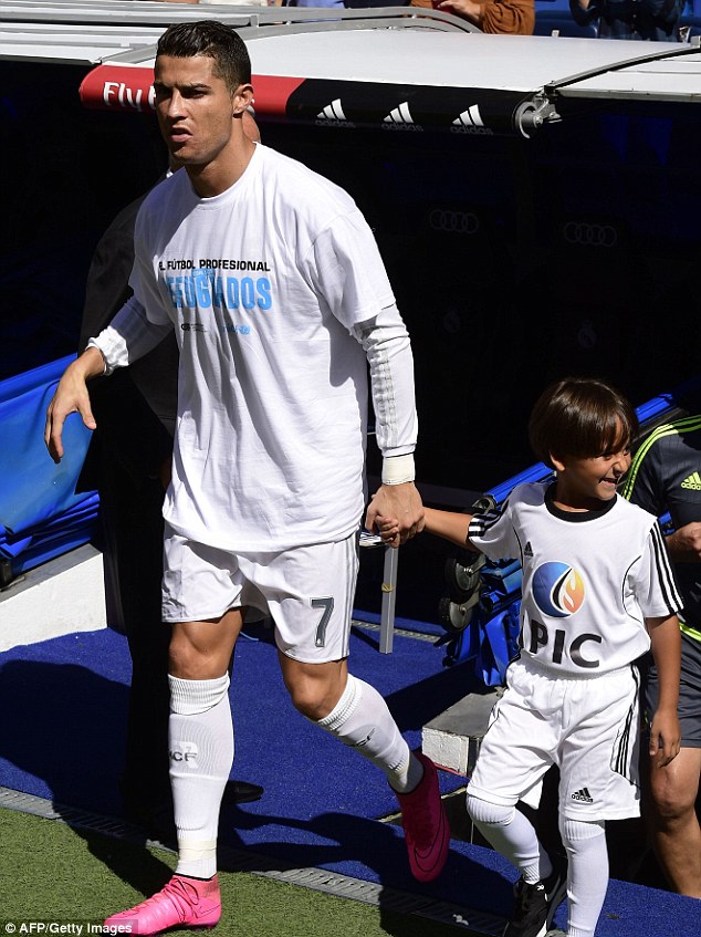 Ronaldo walked onto Real Madrid pitch holding hand of Syrian refugee