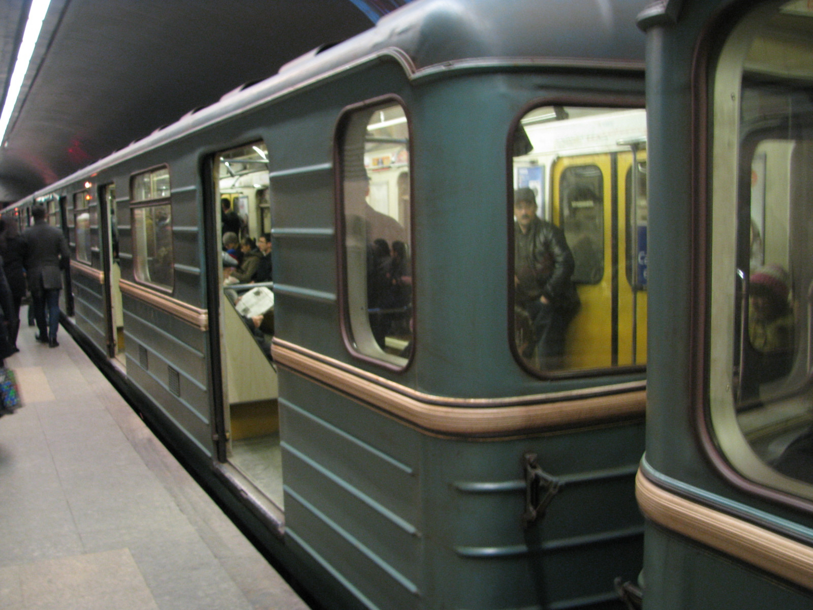 Bakı metrosunda gənc relslərin üstünə yıxıldı