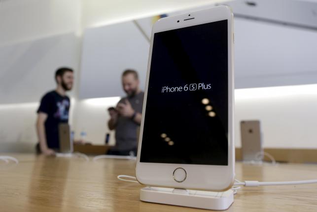 Apple reports record sales of iPhone 6s, 6s Plus in first weekend