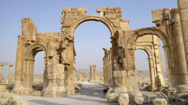 Islamic State 'blows up Palmyra arch'