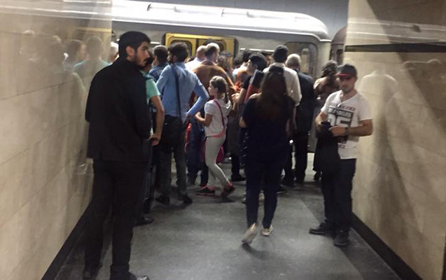 Bakı metrosunda qatar dayandı - Sərnişinlər təxliyyə olundu