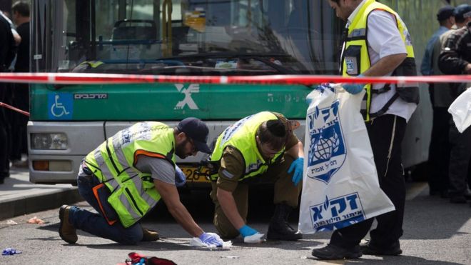Israelis injured in new spate of stabbings