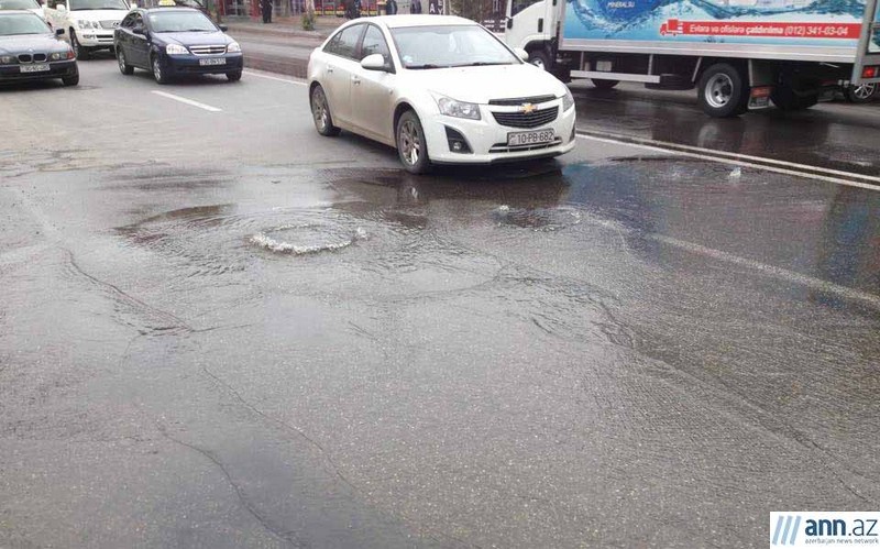 Центральная улица Баку затоплена сточными водами -  ФОТО