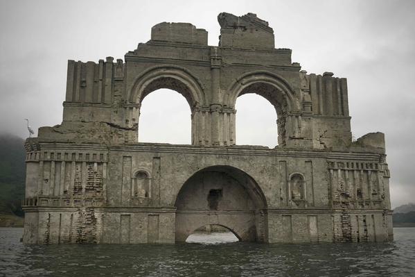 Из-под воды появился древний храм