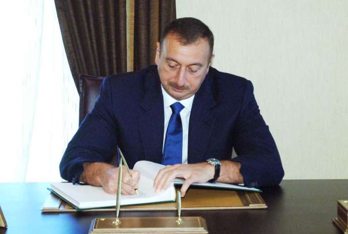 Президент Азербайджана поздравил чешского коллегу