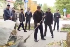 Кадыров взял в руки метлу