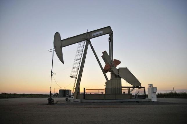 Oil slumps 4 percent, nears new six-year low as glut persists