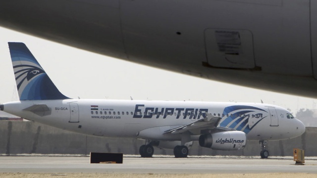 Самолет Egypt Air задержался в Каире из-за СМС о бомбе
