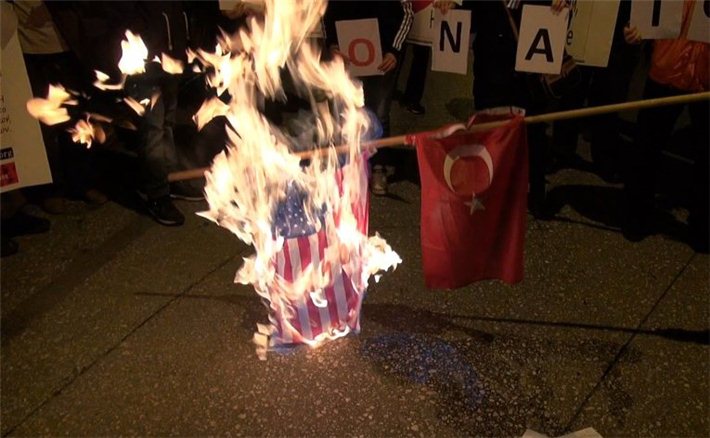Türkiyə bayrağı yandırıldı