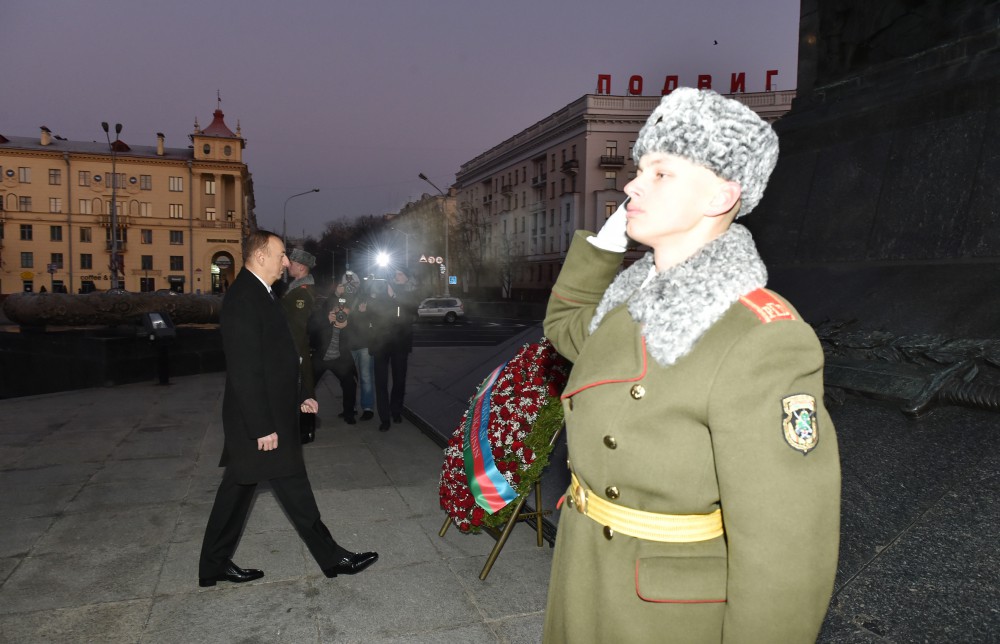 Ильхам Алиев посетил Площадь победы