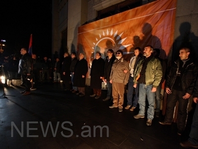 Ереванцы сидят на площади