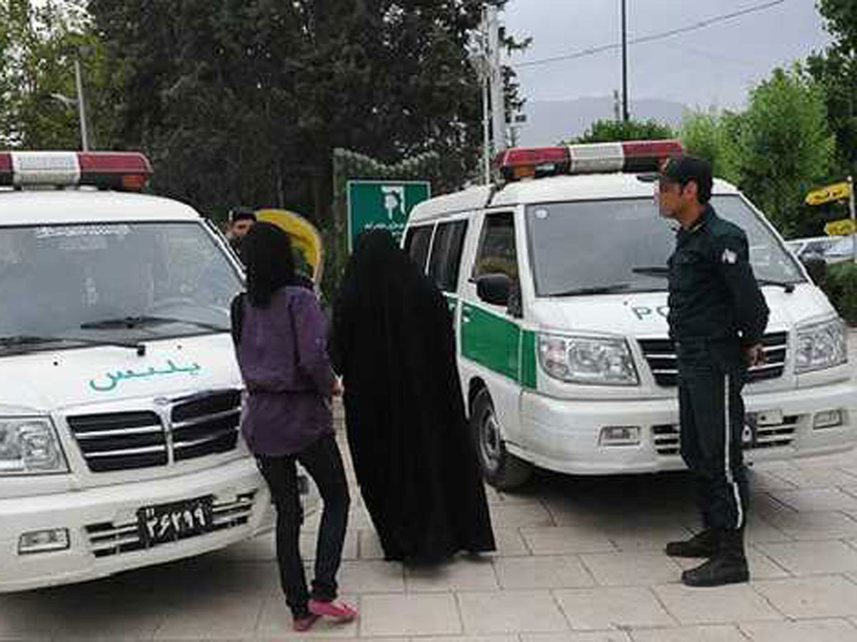 Polis Tehran küçələrindən narkoman qadınları toplayır