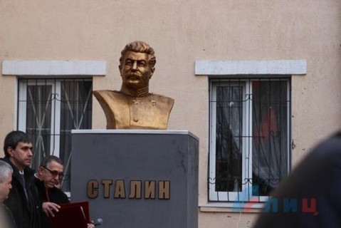 В Луганске появился памятник Сталину