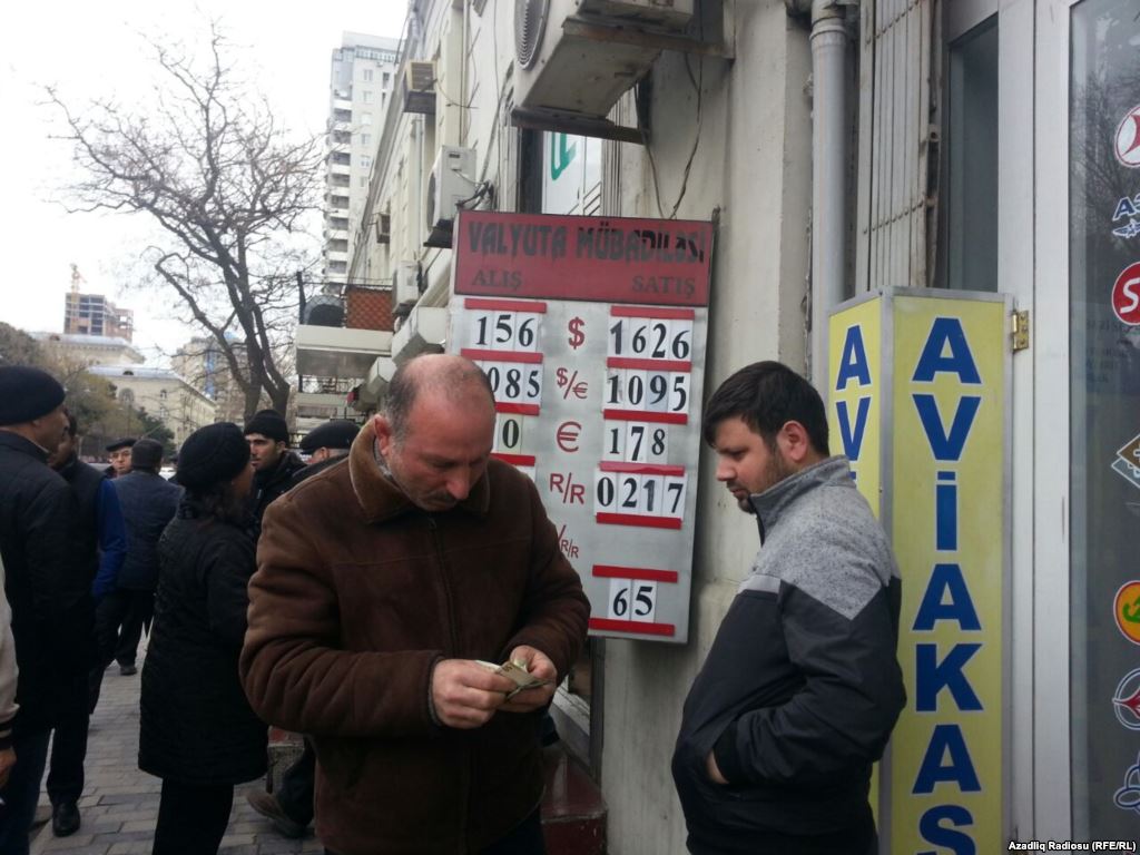 Azerbaijani banks place new limits on foreign currency sales