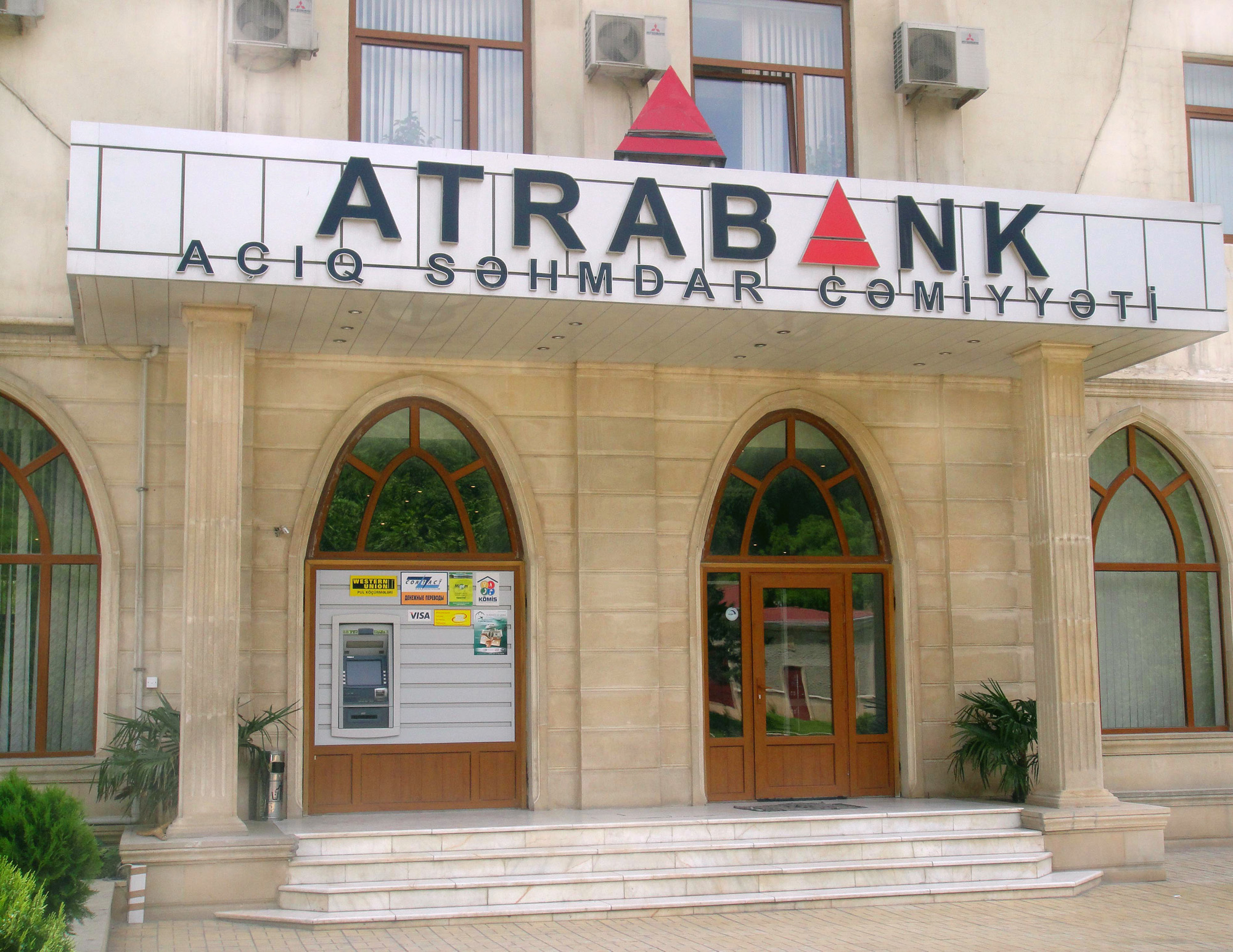 Azerbaijan rushes to shut banks before law on insuring deposits