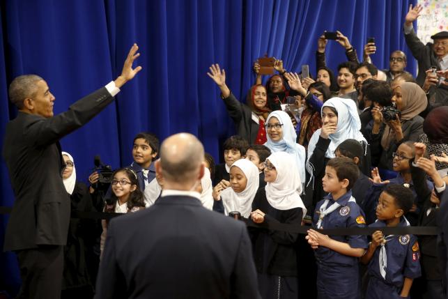 Obama visits a mosque to send pointed message to non-Muslims