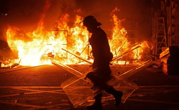 Hong Kong clashes as police clear food stalls