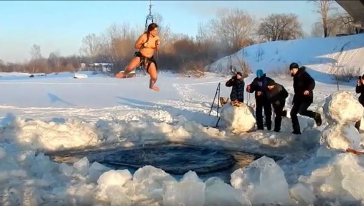 В прорубь с крюками под кожей