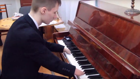 Watch This 15-Year-Old Who Was Born Without Fingers Beautifully Play Piano