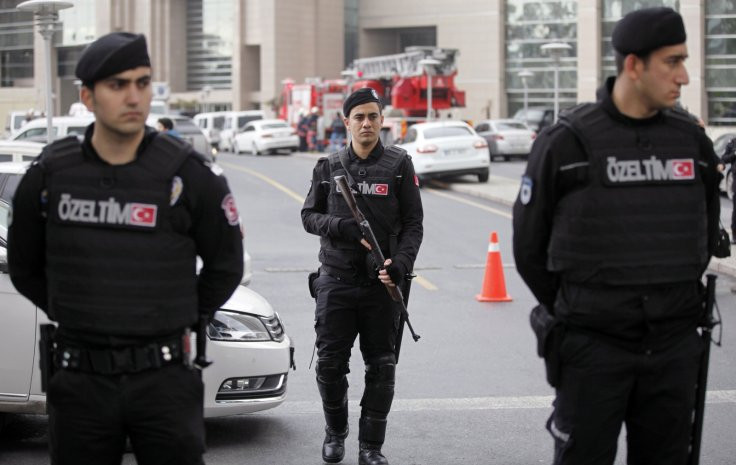 ​İstanbulda polis məntəqəsinə hücum