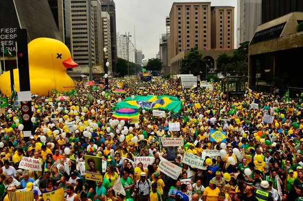 Braziliyalılar prezidentin istefasını tələb edir