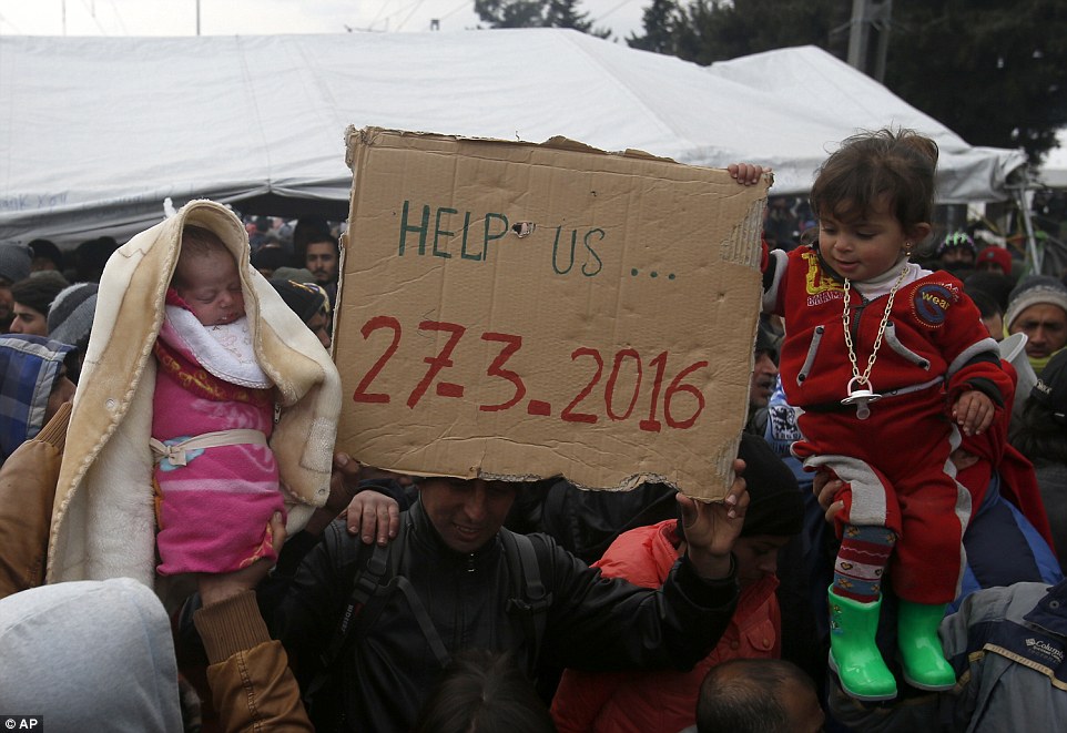 Hundreds of migrants rush to overrun Greek camp